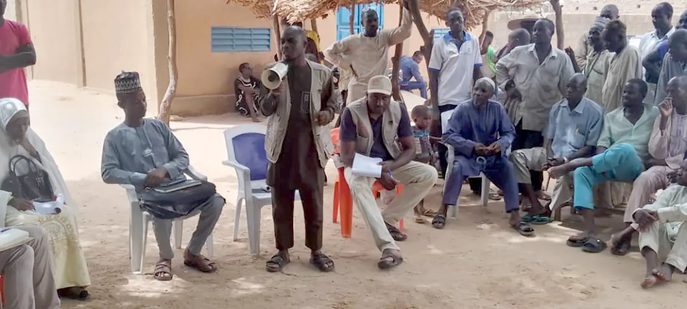 Séance de sensibilisation dans un village par un agent de l'ONG ICRD