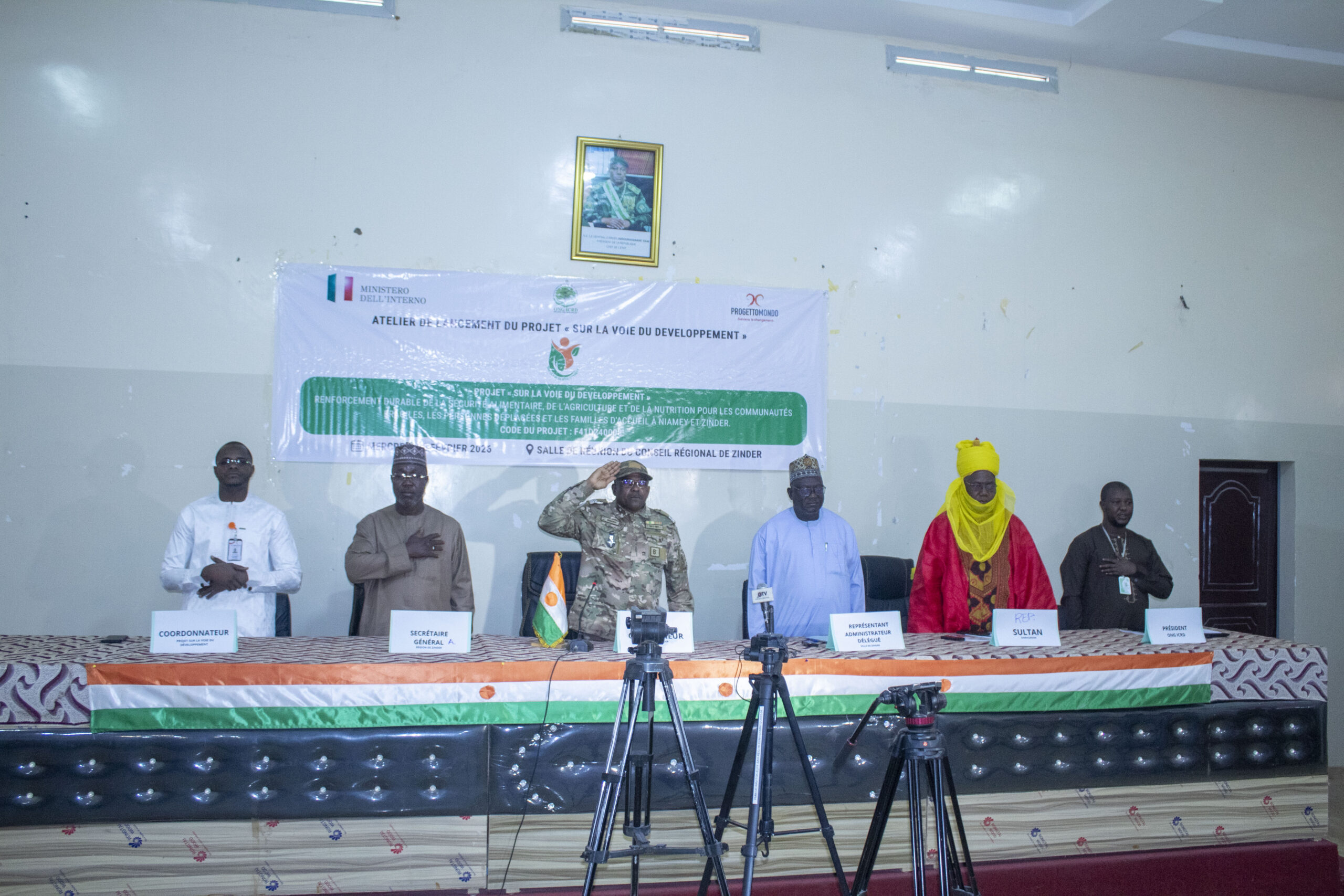 Participants au lancement du projet « Sur la Voie du Développement » Colonel Massalatchi Mahaman Sani, Gouverneur de la région de Zinder, représentant du consortium, Souley Dodo, Coordonnateur du projet, financé par le Ministère de l’Intérieur italien(#Ministero_dell'Interno), est mis en œuvre par #Progettomondo en partenariat avec l’#ONG_ICRD